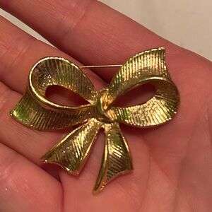 Elegant Gold Bow Brooch